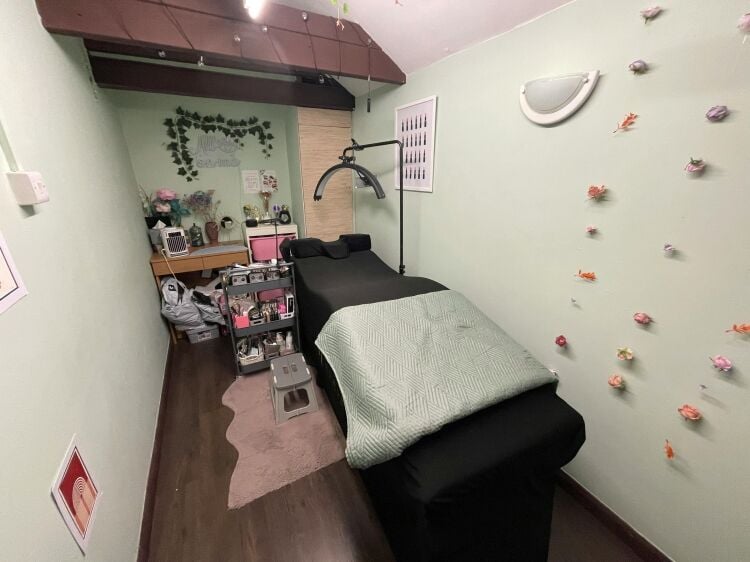 Well Presented Tanning Salon & 2 Treatment Rooms Photo 7