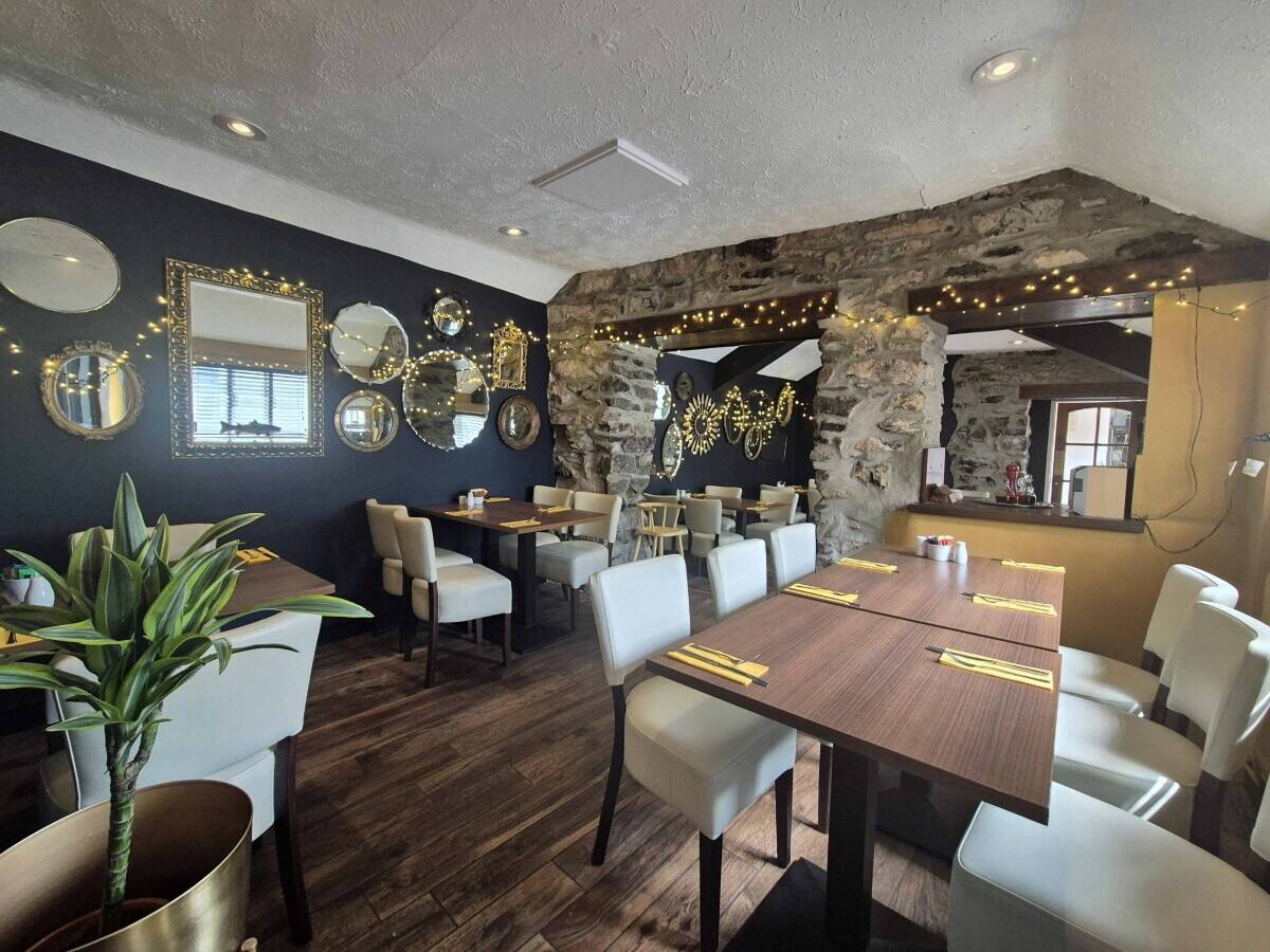 GWYNEDD - ESTABLISHED & CHARMING PUB/RESTAURANT LOCATED IN HISTORIC TOWN SQUARE