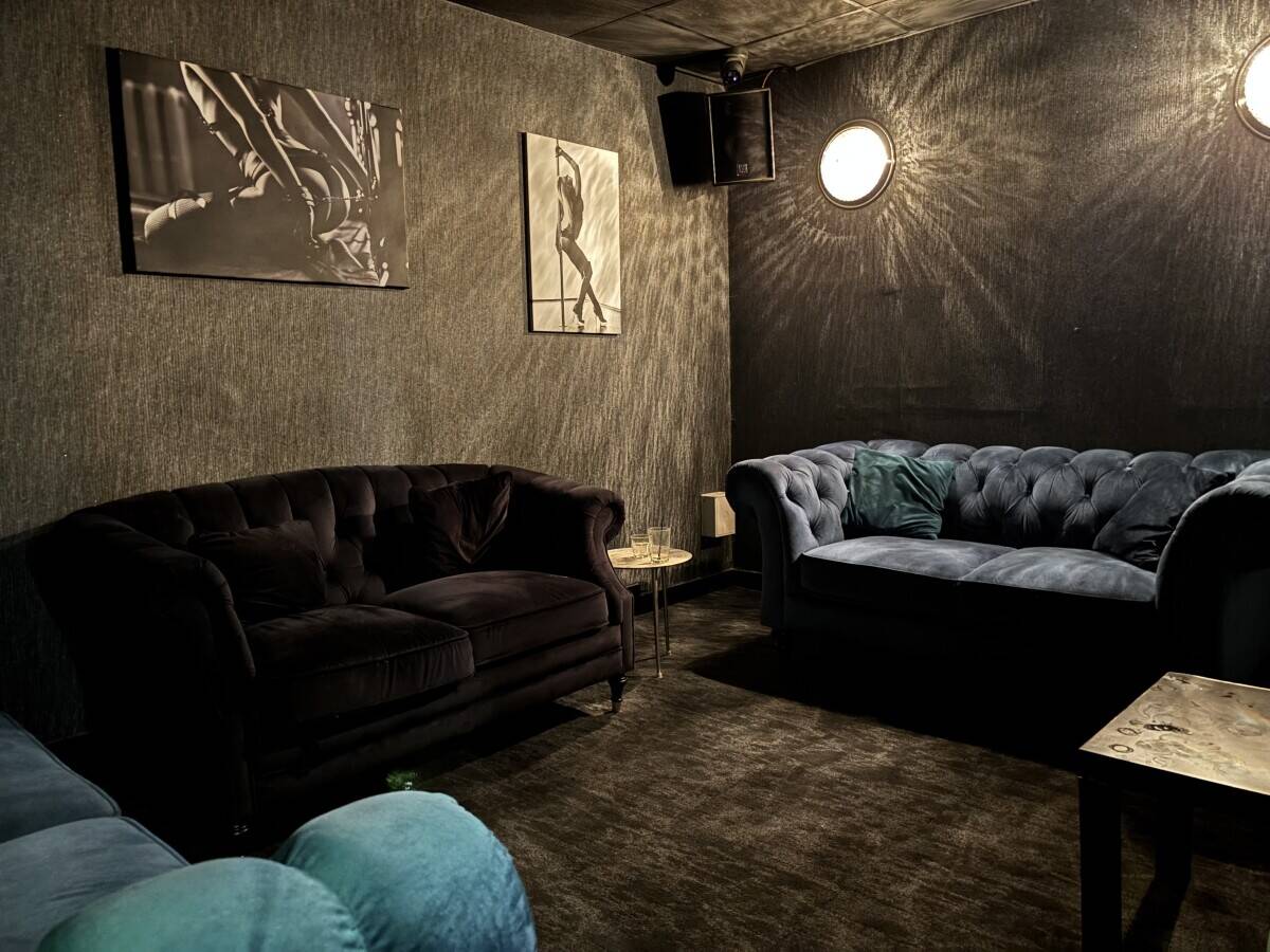 DORSET – ESTABLISHED TOWN CENTRE GENTLEMEN’S CLUB IN COASTAL RESORT WITH SEV AND LATE ALCOHOL LICENC