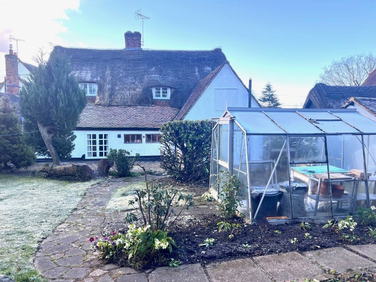 Gorgeous Thatched Cottage + Detached Airbnb-Ready Annexe | Essex Village Photo 7
