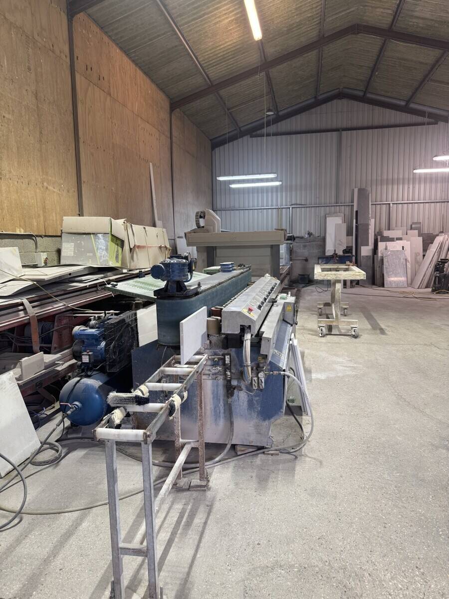 Manufacturers of high quality of granite, quartz, marble and porcelain worktops