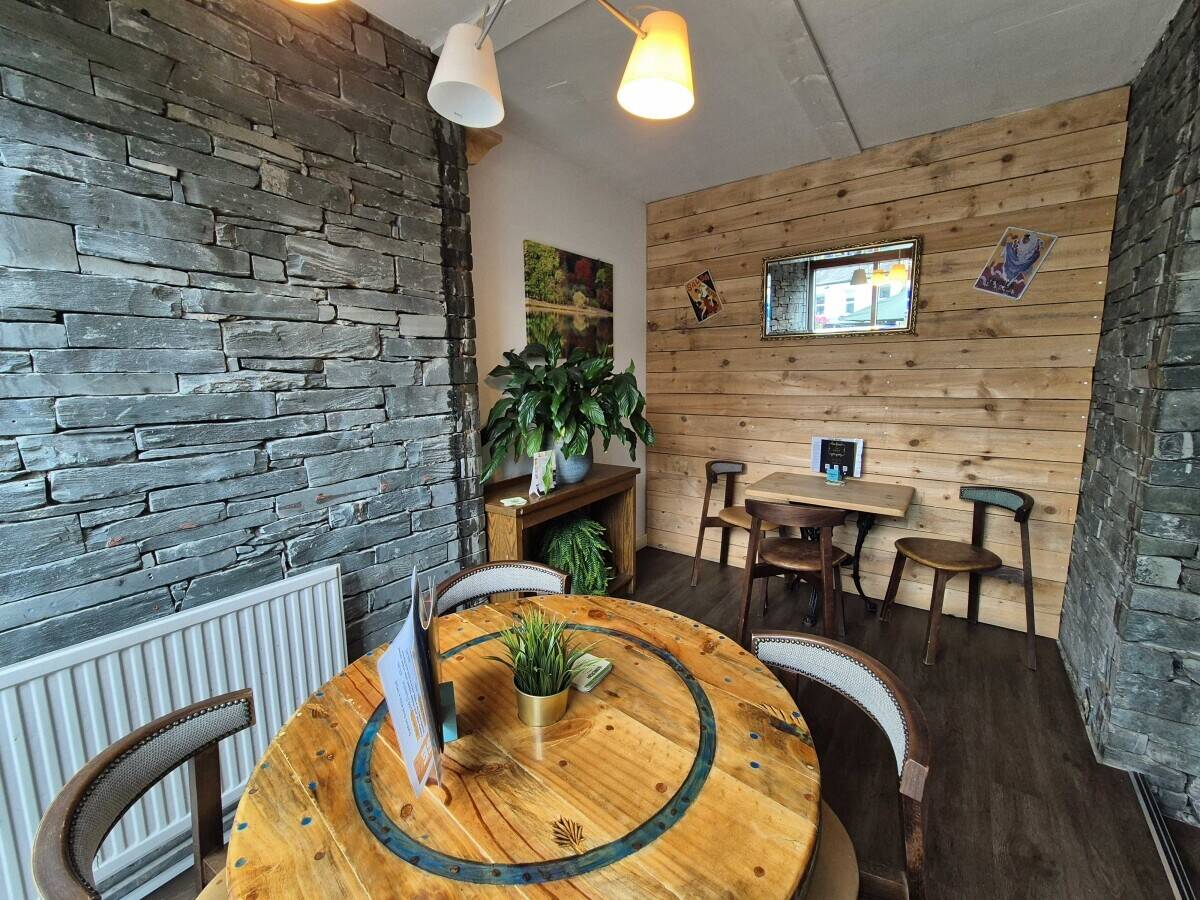 LAKE DISTRICT - STYLISH BAR AND KITCHEN IN TOURIST TOWN