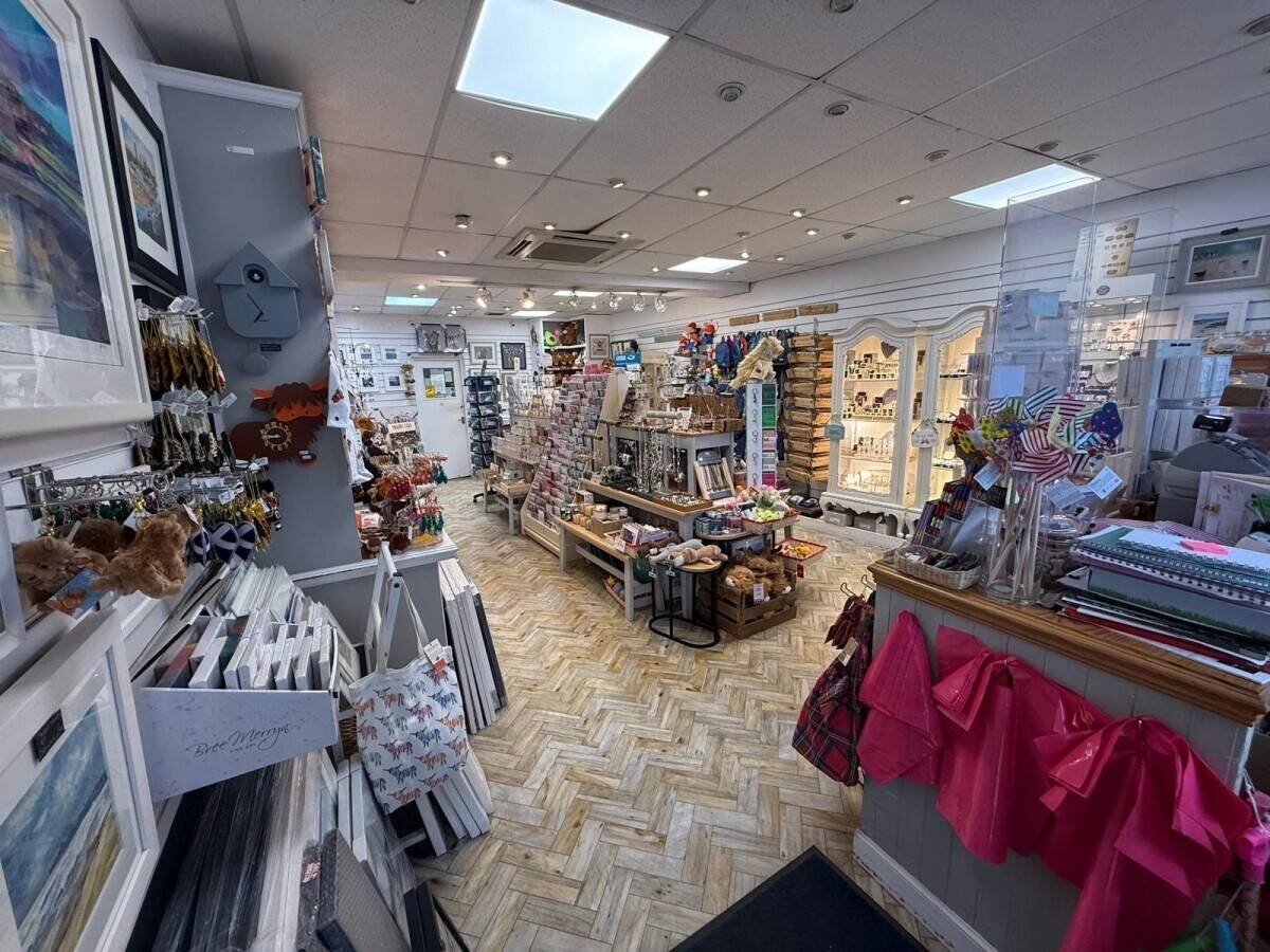 An outstanding gift shop occupying a 100% prime retail pitch in St Andrews (ref 1761)