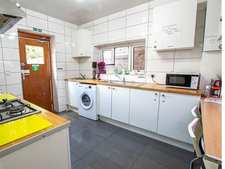 LINCOLNSHIRE - 6 BEDROOM GUESTHOUSE CLOSE TO TRAIN STATION