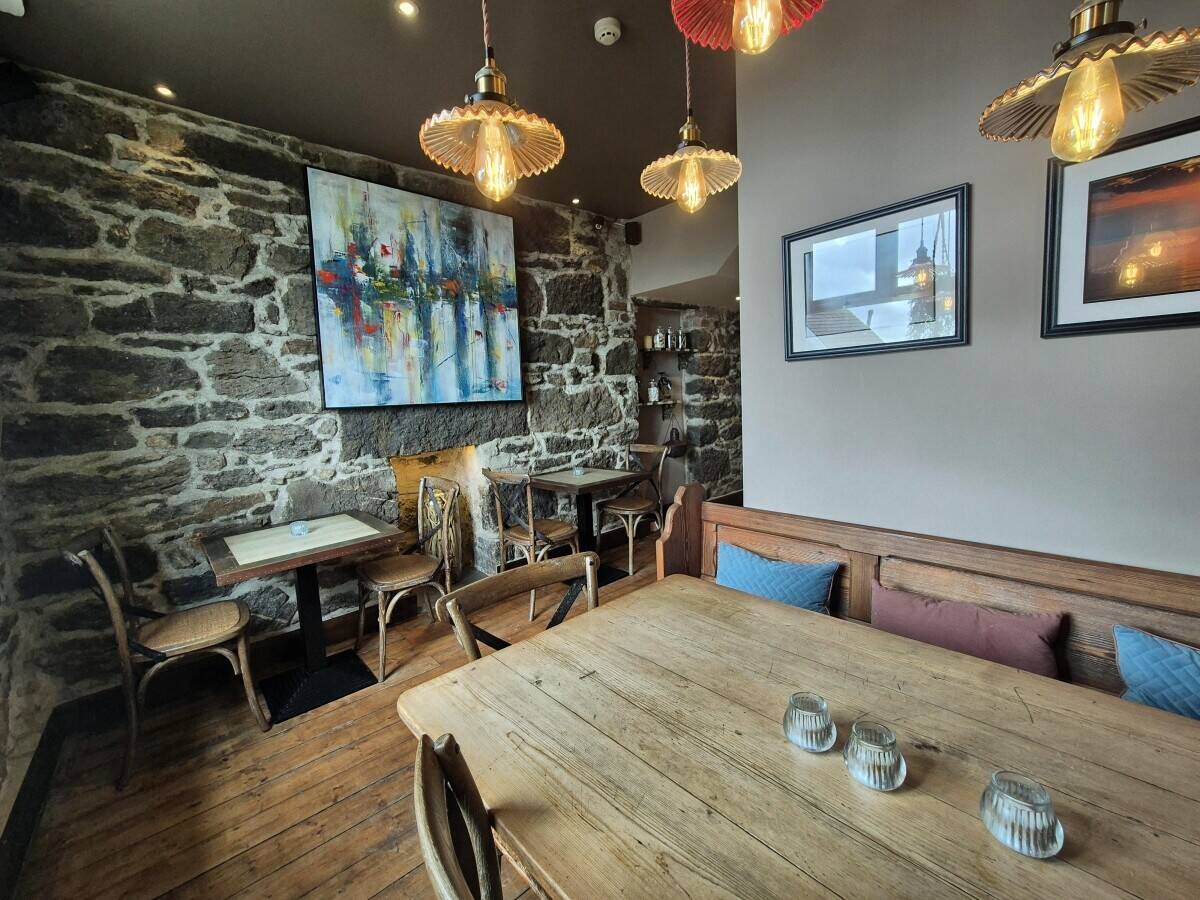 ISLE OF ANGLESEY - ESTABLISHED BISTRO AND APARTMENT