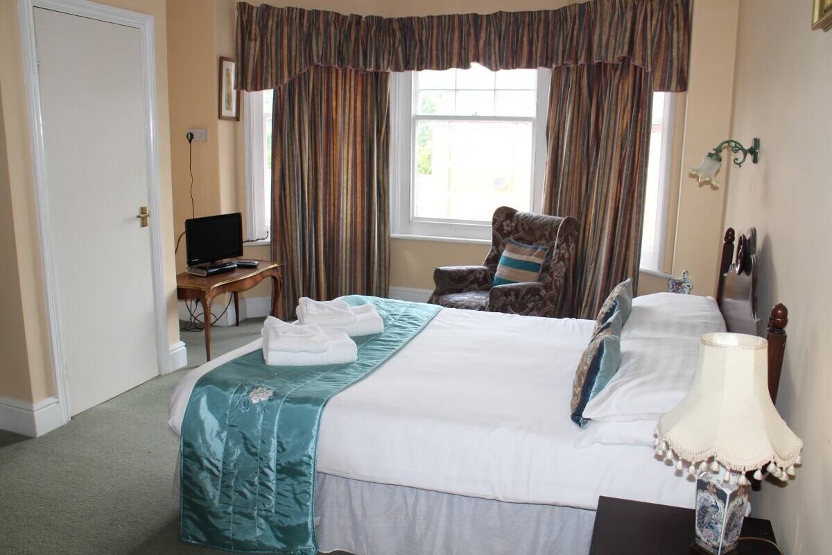 RADNORSHIRE - SUBSTANTIAL 11 BEDROOM HOTEL Photo 5