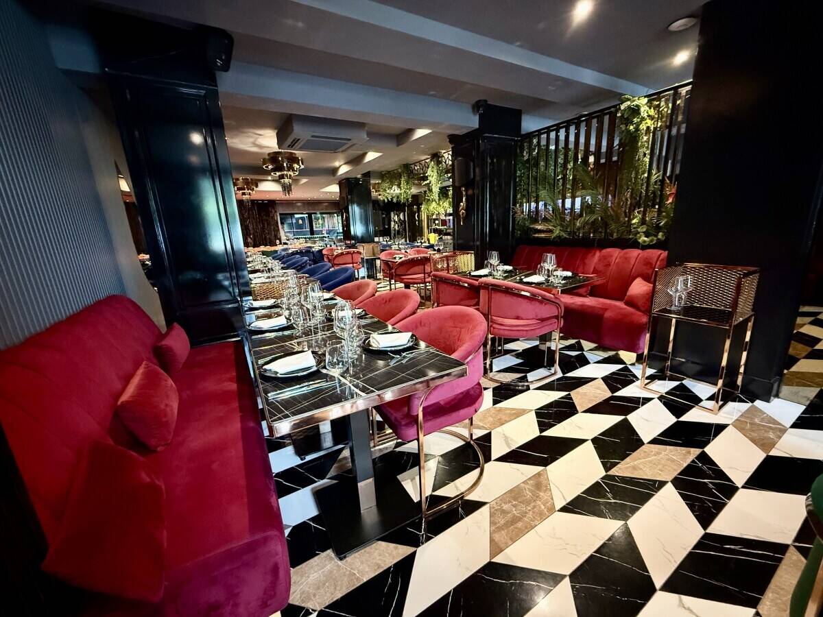 Restaurant, Cocktail Bar & Shisha Lounge with Flats above for Sale in Buckinghamshire