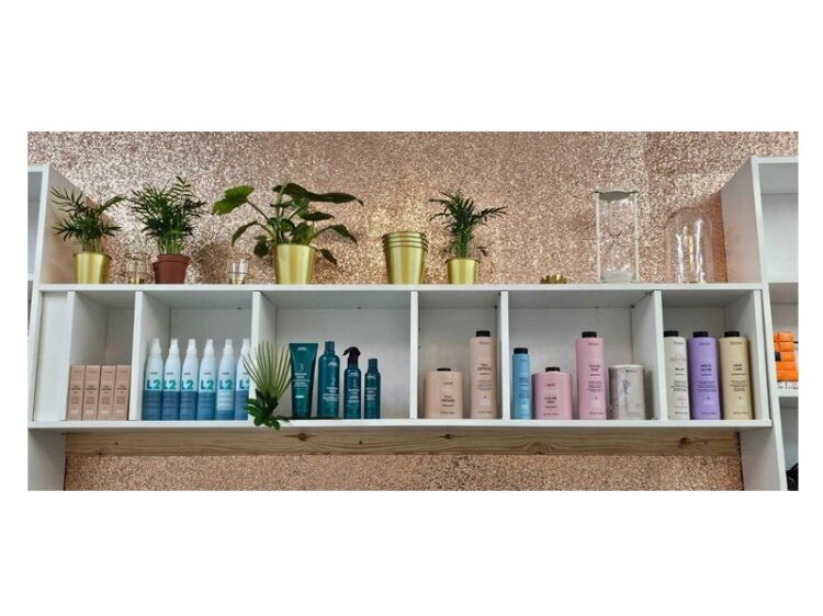 Turn the Key to Beauty! Stylish Salon in Prime Location Now Available Photo 7