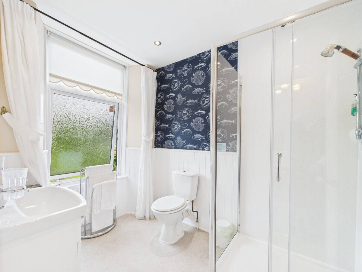 Superb  opportunity to acquire a 6 bed/6 bath & 1 bed annex guest house in Windermere Photo 7