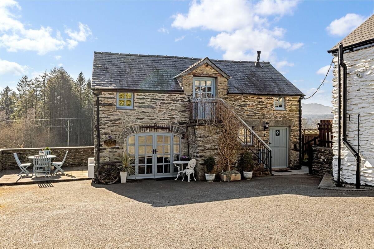 5 Bed House with 3 x 2 Bed Holiday Lets on a 3 acre plot Photo 7