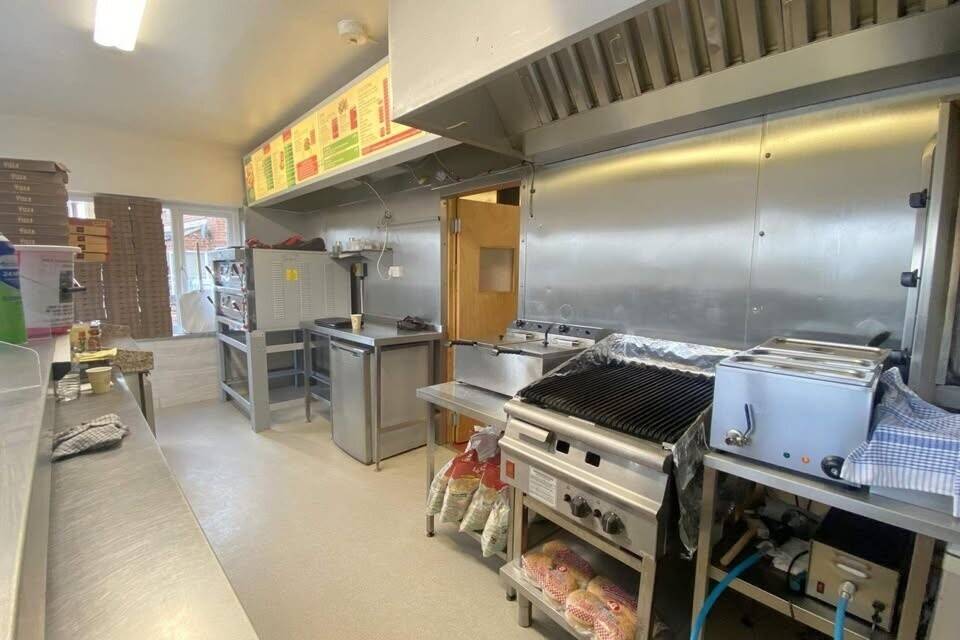 🏪Established Village Pizza & Kebab Takeaway – Low Rent £13k – 25 Years Trading – Optional 2-Bed Ft. Photo 7