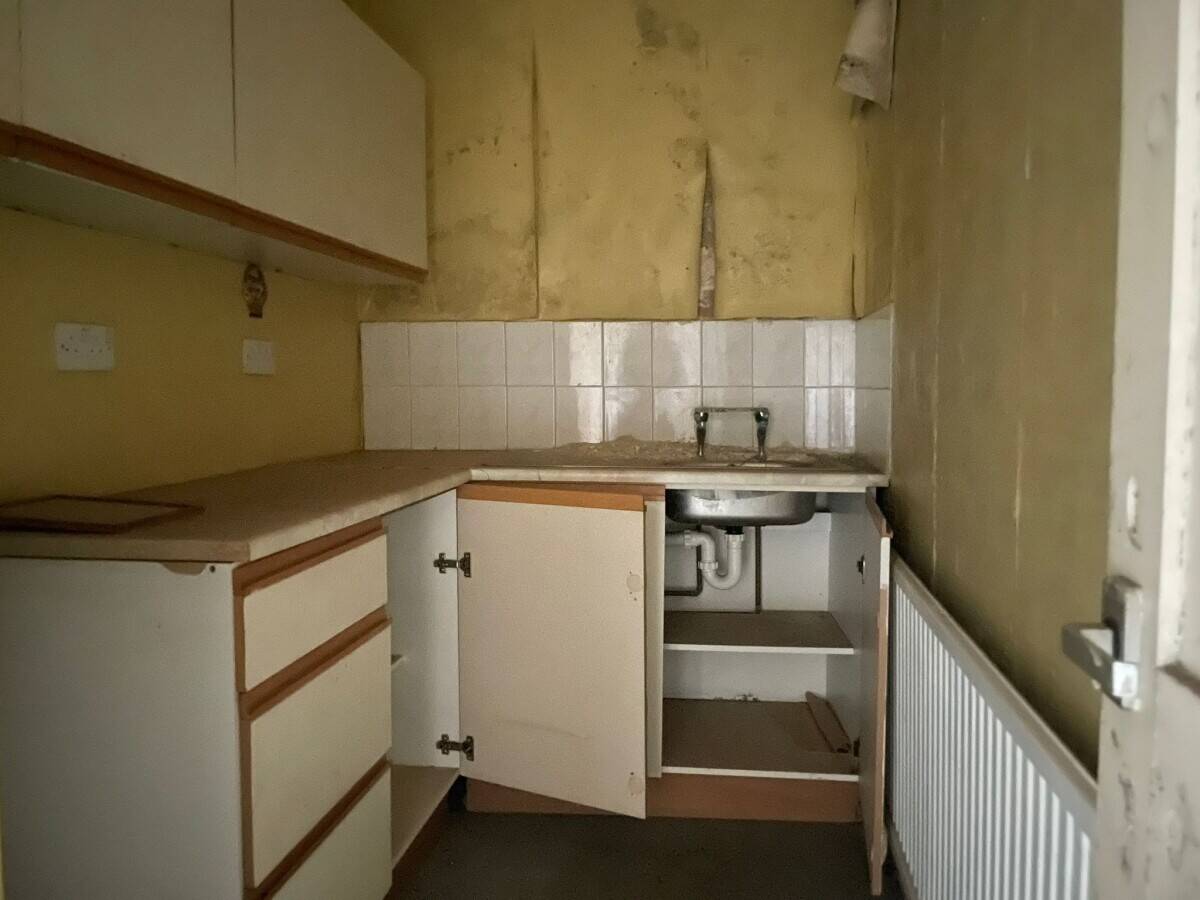 LINCOLNSHIRE - TOWN CENTRE PUB WITH PLANNING FOR 5 FLATS