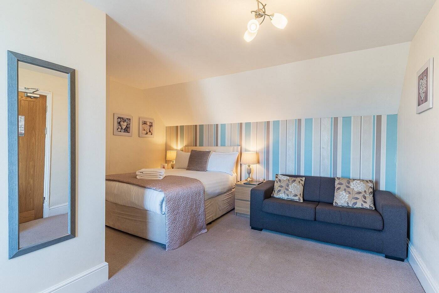 CARDIGANSHIIRE - COASTAL VILLAGE HOTEL WITH SEA VIEWS