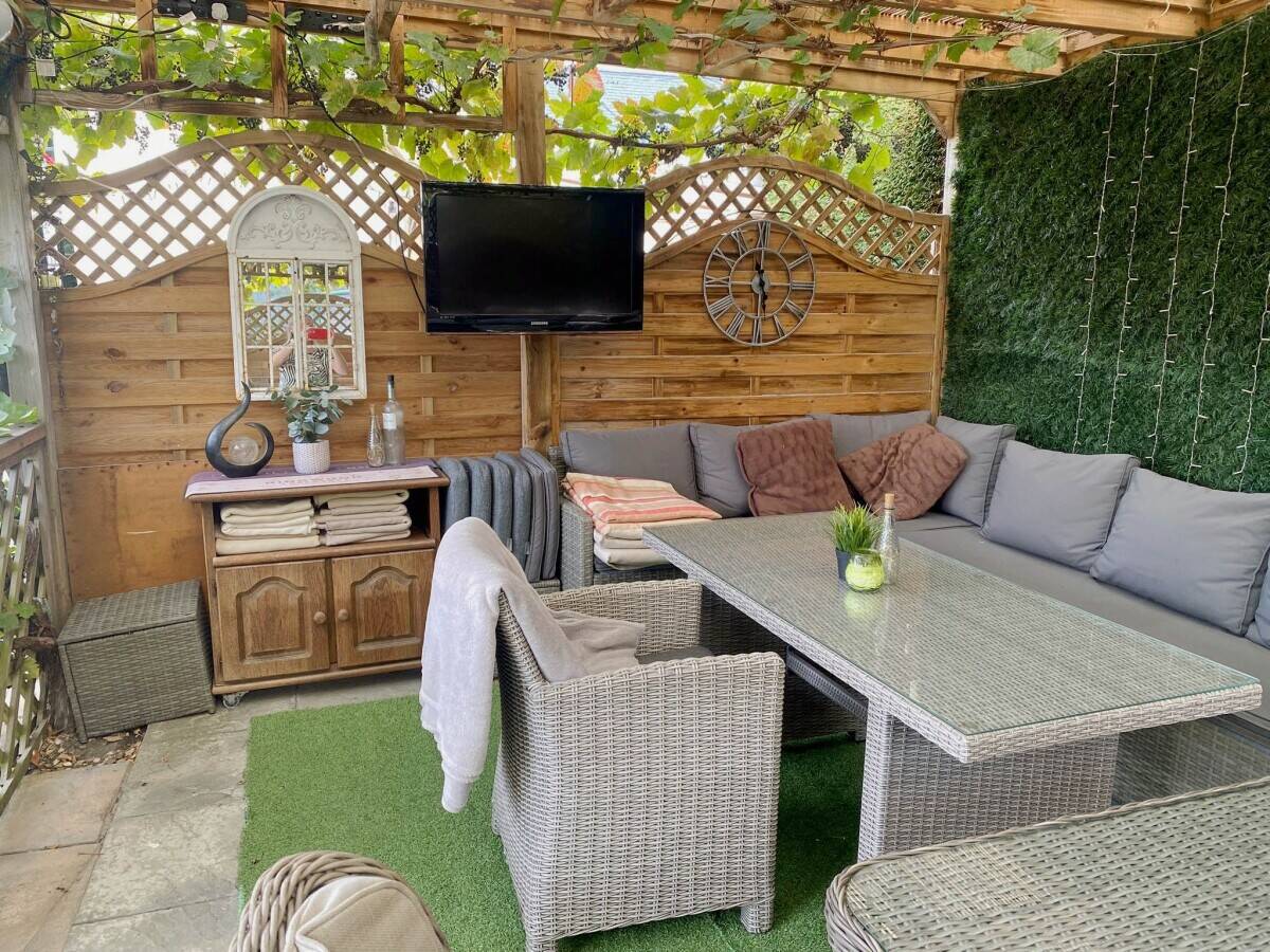 POWYS – WELL-APPOINTED FOOD LED PUBLIC HOUSE WITH EXCELLENT TRADE GARDENS IN BUSTLING MARKET TOWN