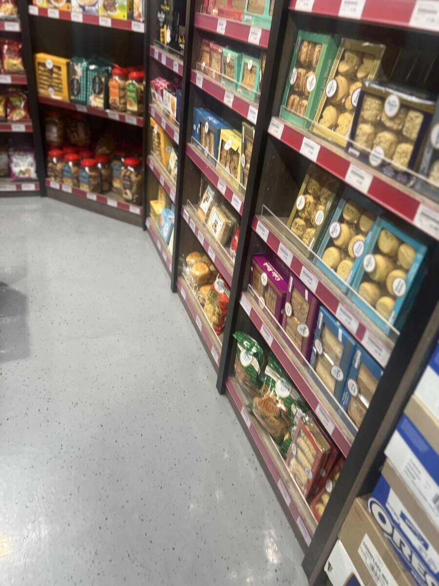 Supermarket / cafe  Photo 7
