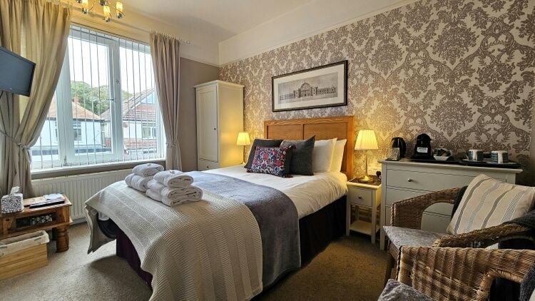 Character Home & Income B&B Ideally Located Between Shops & Seafront