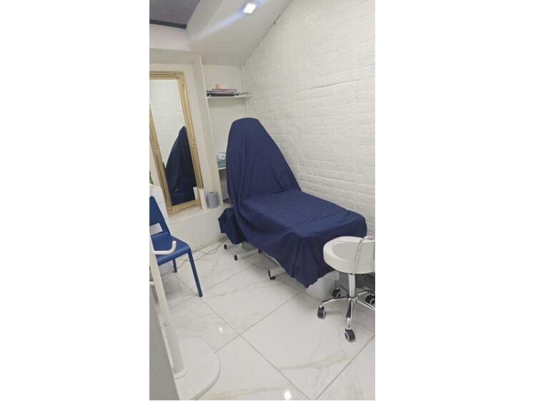 15+ Year London Beauty & Nail Bar – Turnkey Opportunity