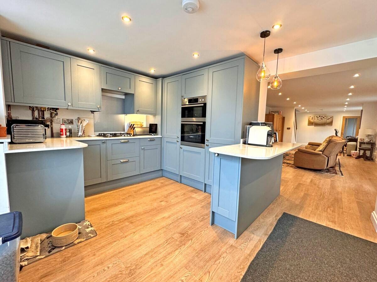 NORTH YORKSHIRE - VILLAGE PUB AND NEWLY BUILT 2 BEDROOM COTTAGE