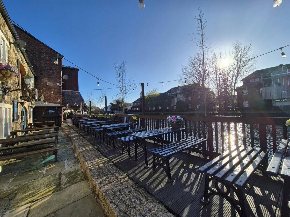 GREATER MANCHESTER - STUNNING CANAL SIDE PUBLIC HOUSE