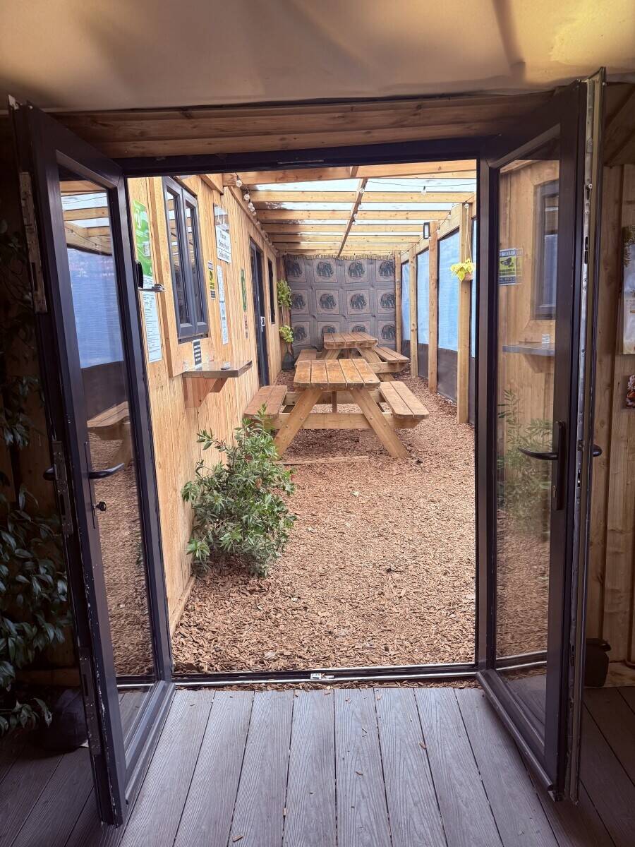 Alfresco Resturant/Takeaway in a very friendly Hub of Outlets