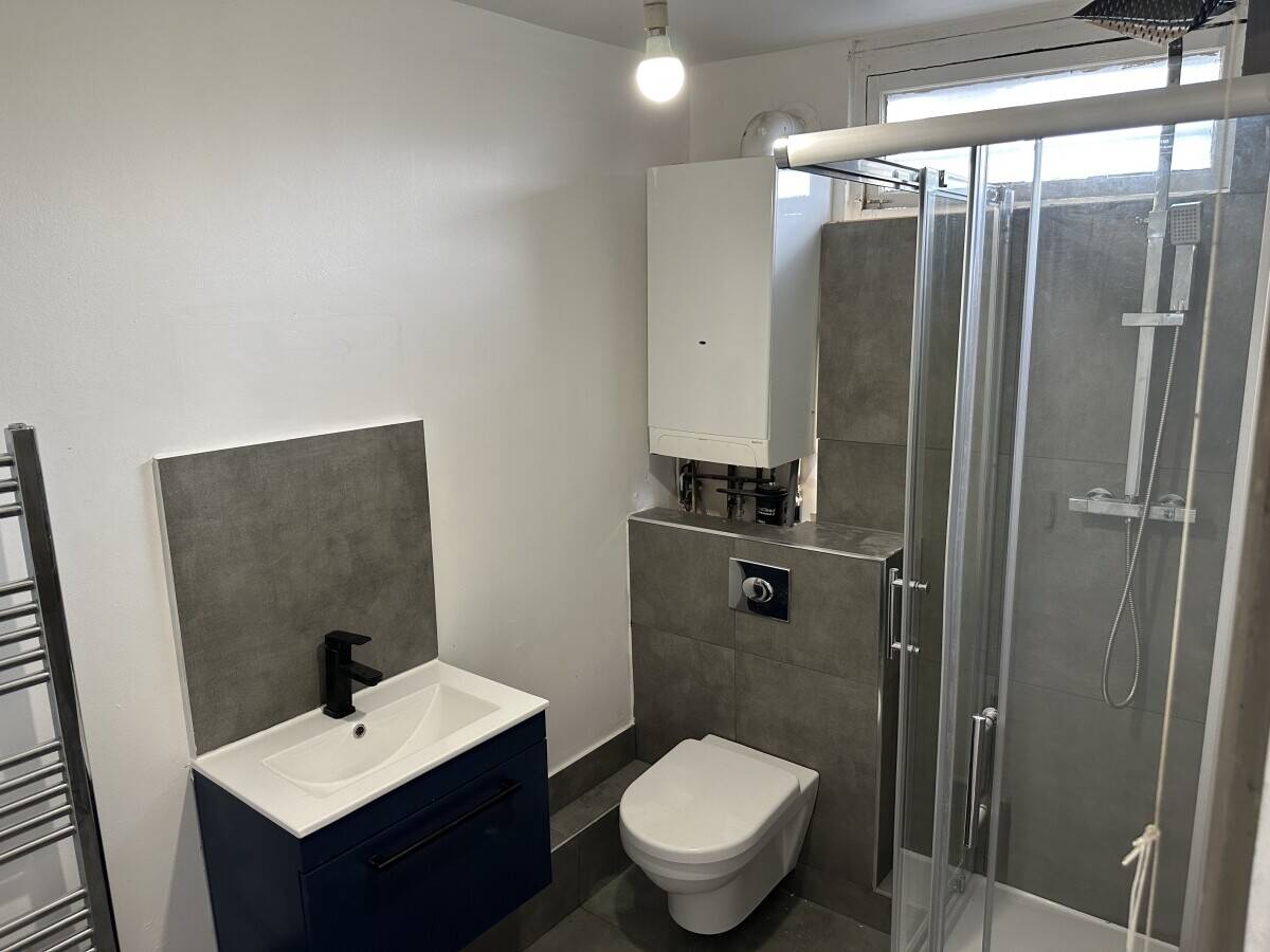 Modern Barber Shop with Upper Flat For Sale in a busy high Barnet High Street Photo 7