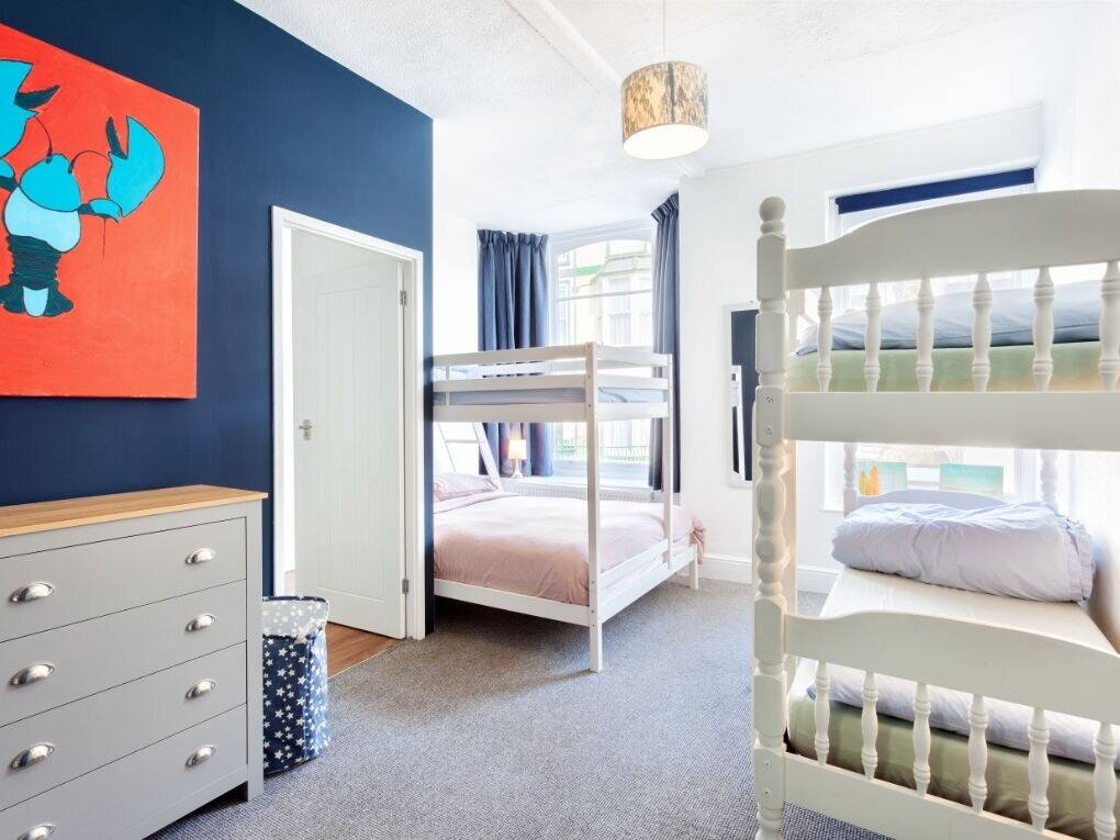 DEVON – INDEPEDENT TOWN CENTRE HOSTEL IN PICTURESQUE SEASIDE RESORT