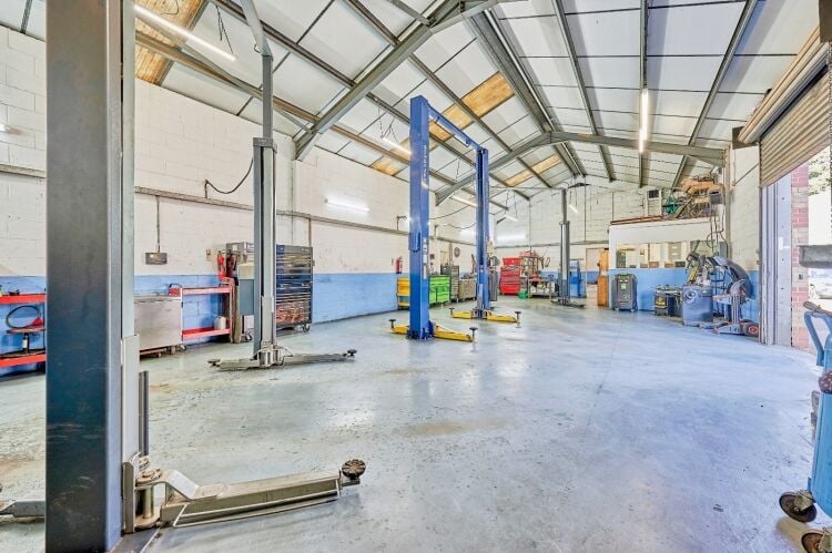 Established MOT Garage - Hertfordshire Photo 7