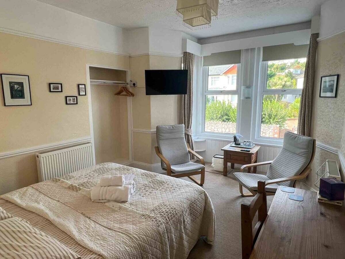A Stunning Turn-Key Six-Bedroom Guest House Photo 7