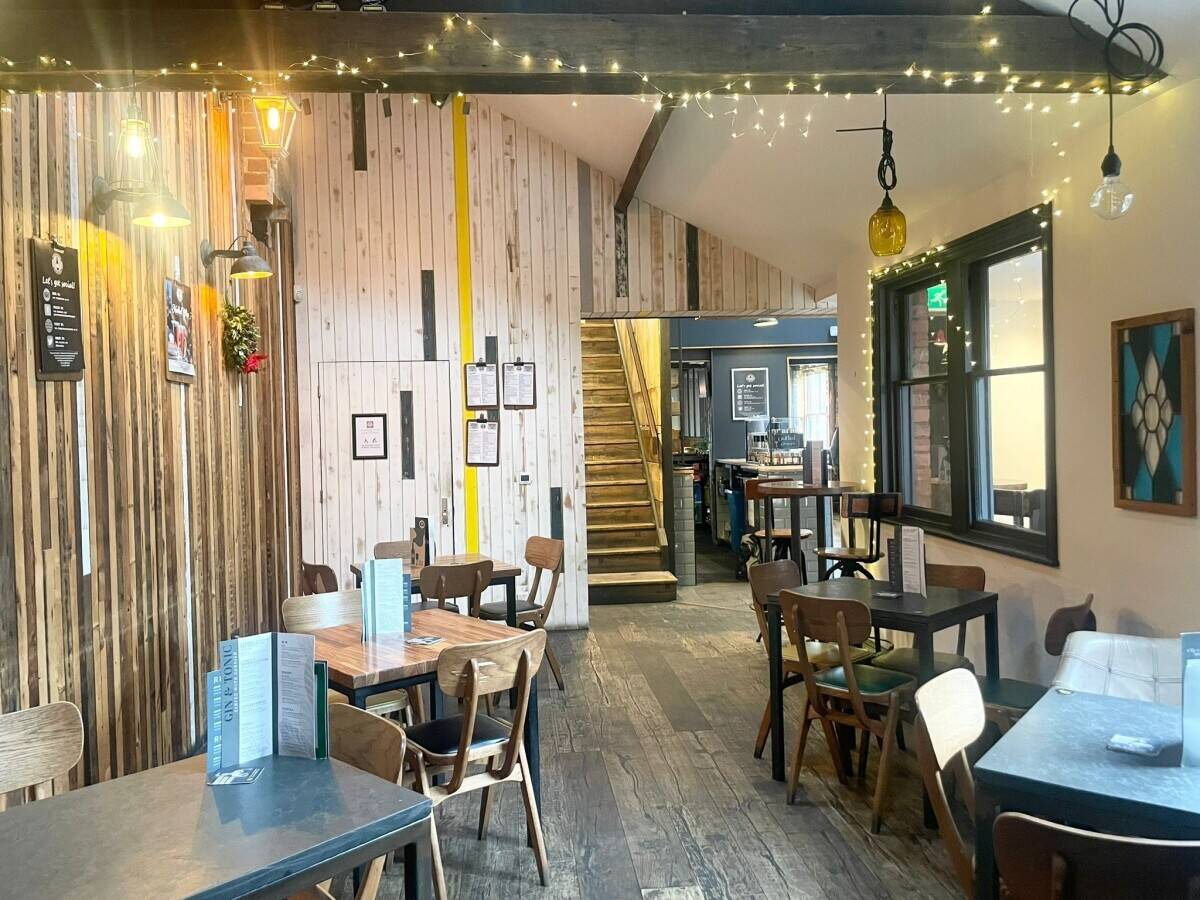 NORTHAMPTONSHIRE - THREE STOREY CHARACTER PUB AND RESTAURANT