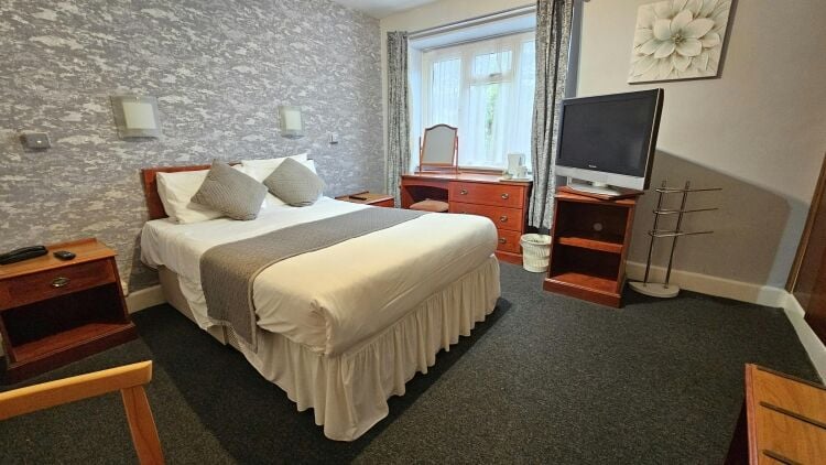 33 Bedroom Town Centre Hotel with Outside Swimming Pool