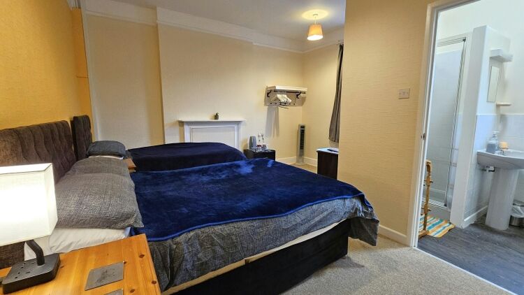 Home & Income B&B Close Travel Interchange and Business District Also Suiting HMO Use Photo 7