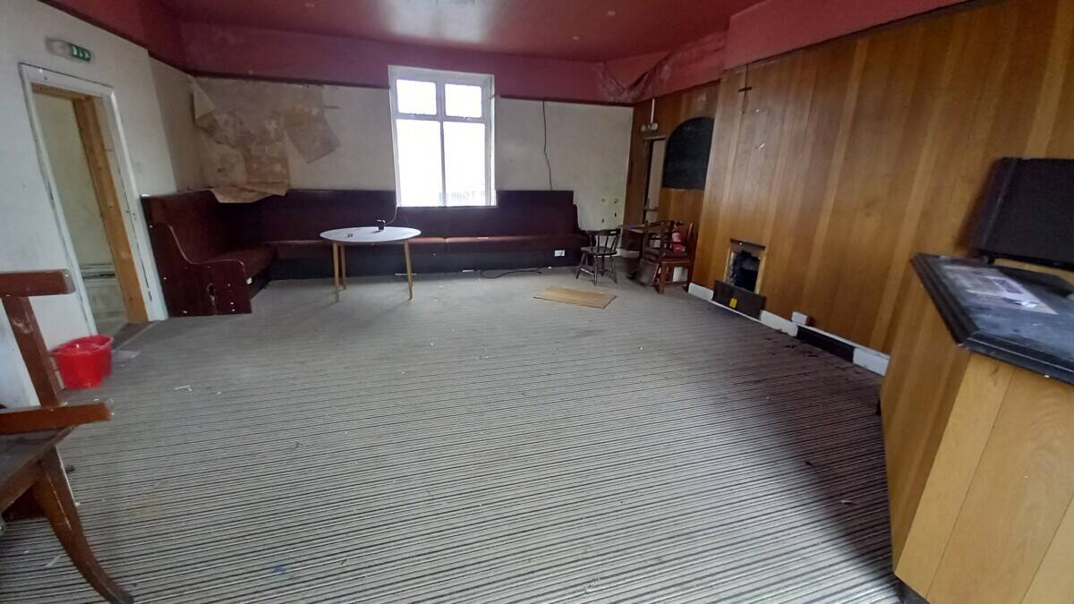 SWANSEA - DESIRABLE SUBURB PUB WITH FUNCTION ROOM