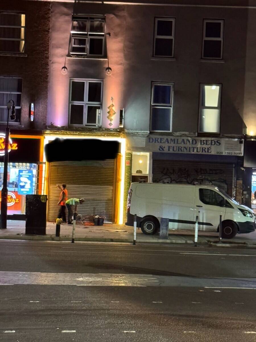 A3 cafe Pizzeria  2 bed ensuite extra room ensuite . Next to tube station