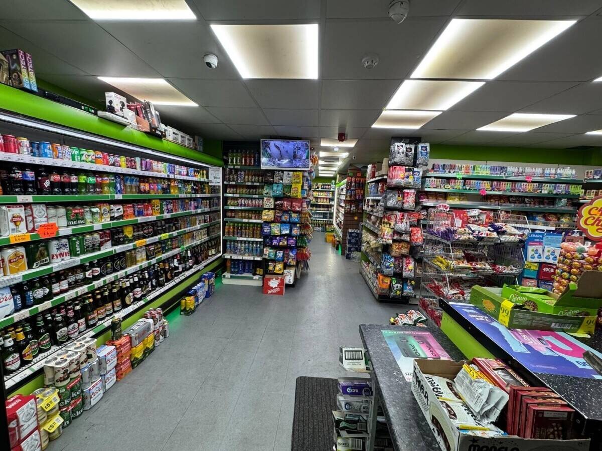 Convenient store off licence in a busy corner in Wakefield Photo 6