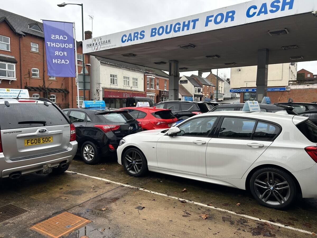Car sales forecourt & showroom Photo 7