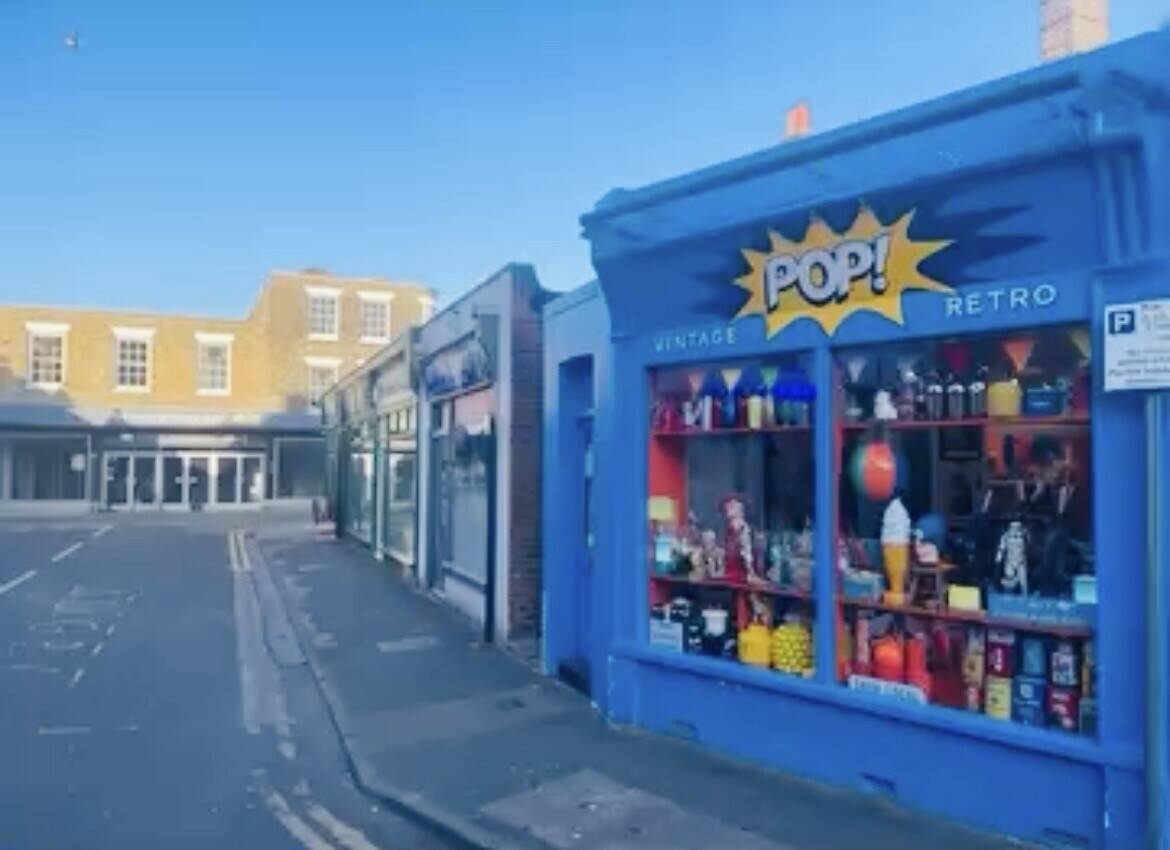 LEASEHOLD VINTAGE POP/RETRO GIFT/CURIO SHOP - DEAL. KENT
