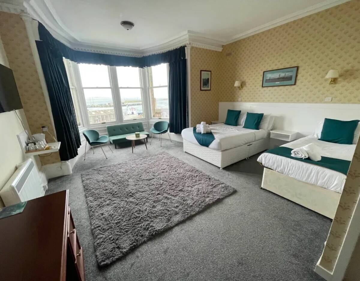 ORKNEY ISLANDS - ICONIC 42 EN SUITE BEDROOM HOTEL