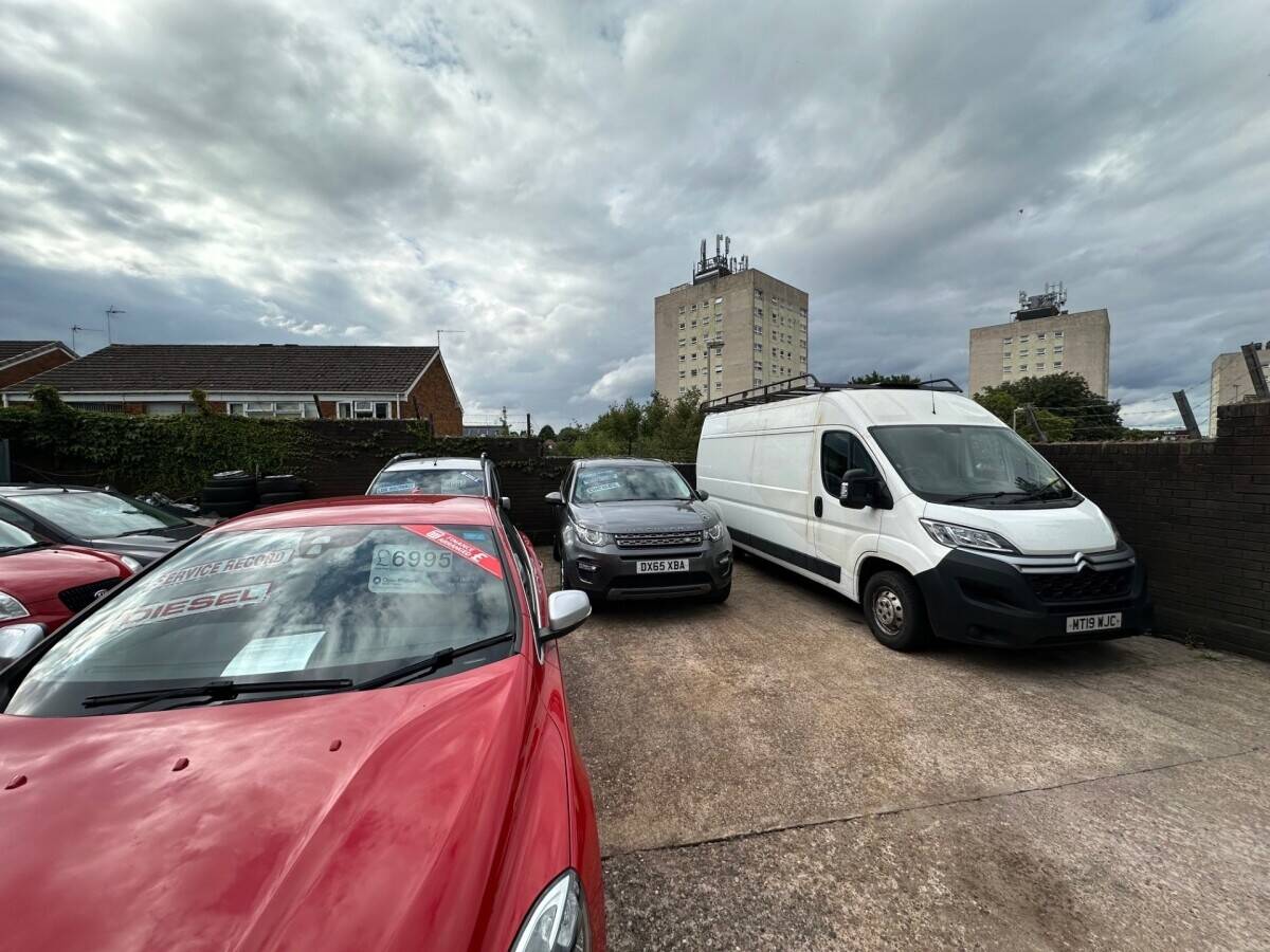 CAR SALES BUSINESS INCLUDING FREEHOLD/ DEPOSIT WITH OPTION TO PURCHASE AFTER RENTALPERIOD POSSIBLE