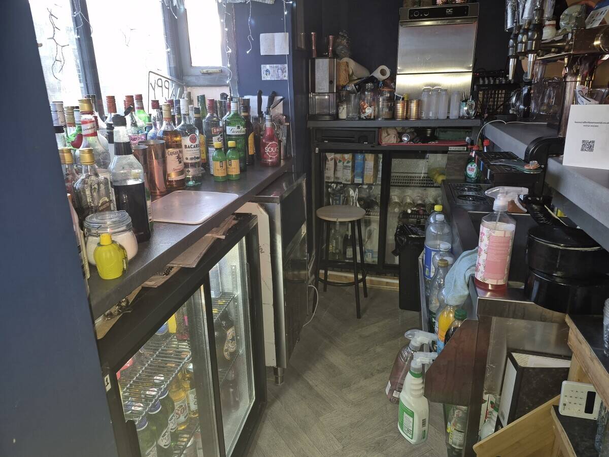 Cocktail bar for sale in Guisborough High Street Photo 7
