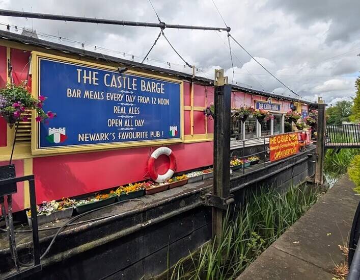 NOTTINGHAMSHIRE - RIVER TRENT CANAL BOAT PUB ADJACENT TO NEWARK CASTLE