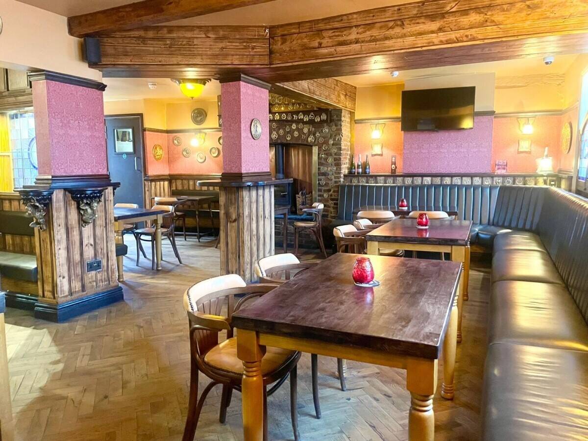 EAST YORKSHIRE - THREE BEDROOM PUB & RESTUARANT WITH THREE LETTING BEDROOMS
