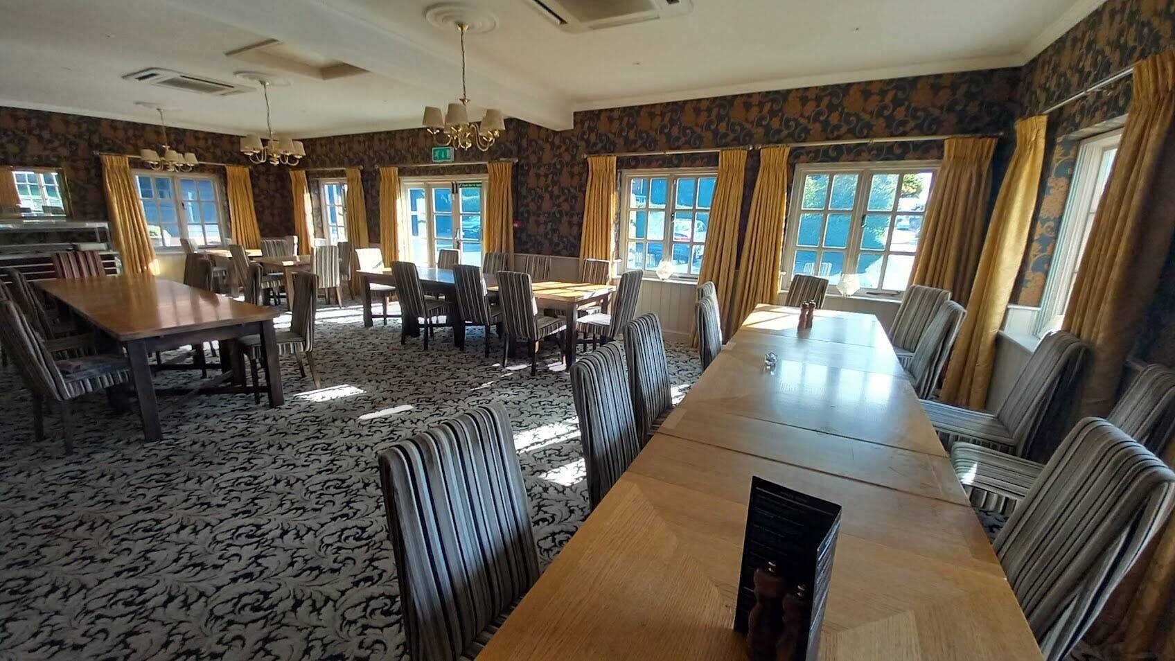 HEREFORDSHIRE – 17TH CENTURY BLACK AND WHITE VILLAGE INN Photo 7