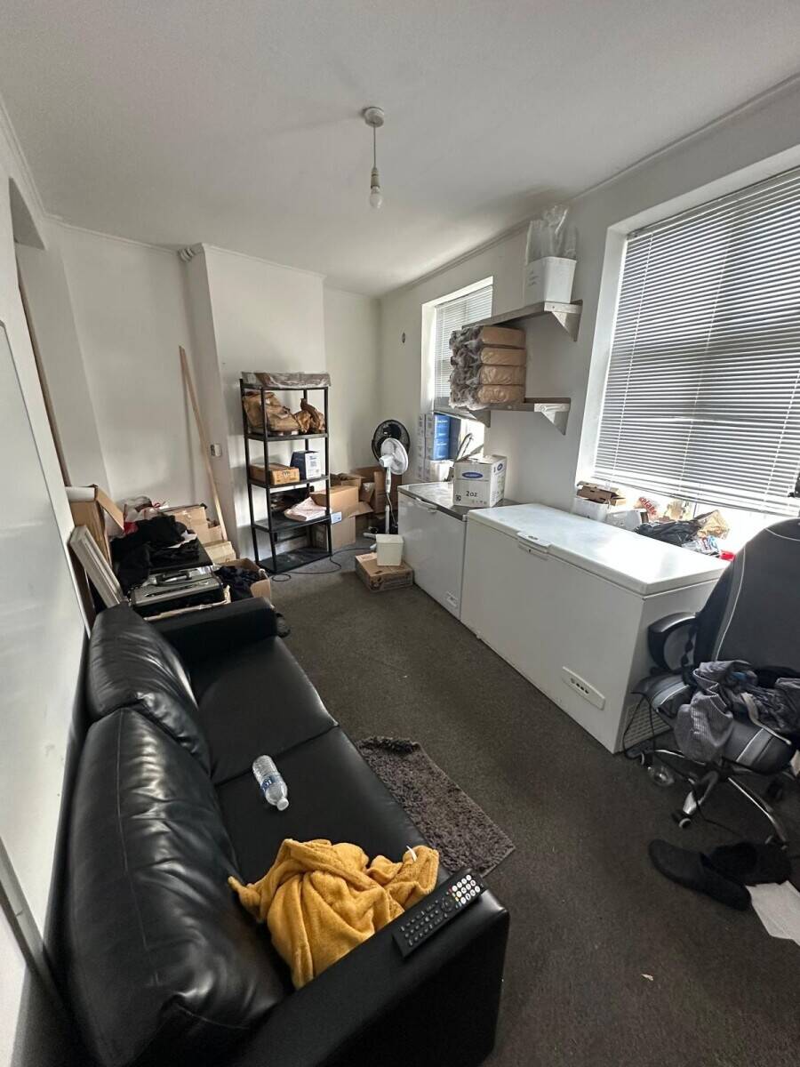 Prime Commercial Hot Food Takeaway Including Residential 2 Storey Flat Above &ndash; Busy Parade Location with Exceptional Reputation, Immediate Reope Photo 7