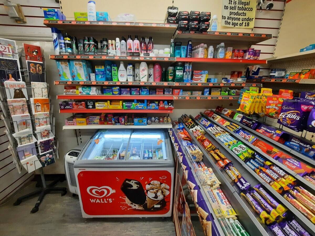 A off licence shop with 2 bedrooms flat for sale in kettering, Northamptonshire Photo 7