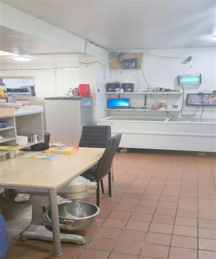 Freehold fish & chip shop with flat, central Gainsborough Photo 7