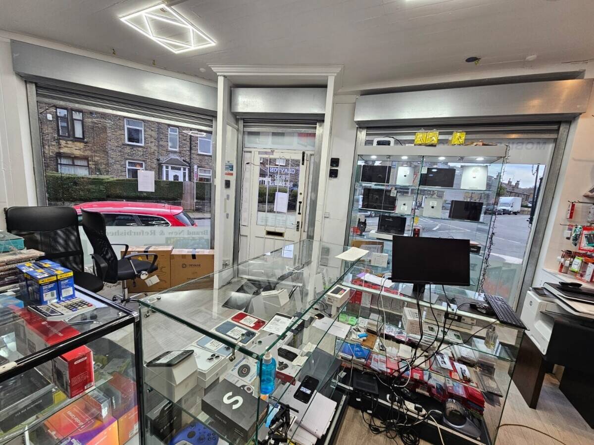 Established Mobile phone and computer shop in Clayton