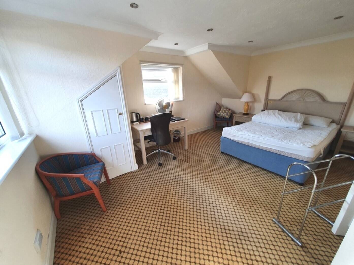 FREEHOLD DETACHED MOTEL & RESTAURANT FOR SALE IN MALDON, ESSEX. Photo 7