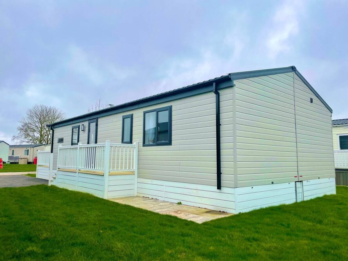 NOTTINGHAMSHIRE - TWO BEDROOM RESIDENTIAL LODGE WITH PARKING FOR 4 VEHICLES