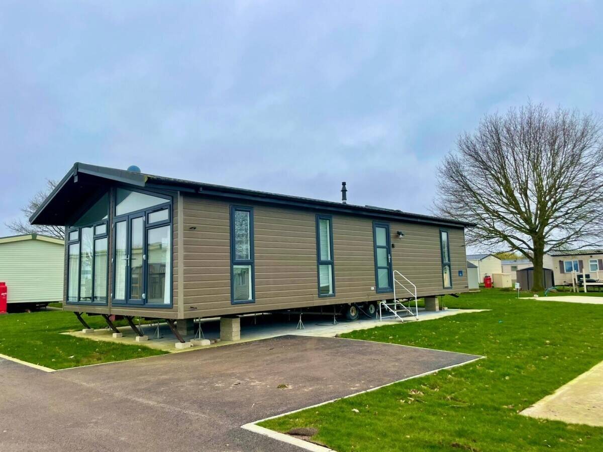 NOTTINGHAMSHIRE - TWO BEDROOM HIGH SPECIFICATION LODGE WITH DEDICATED PARKING Photo 7