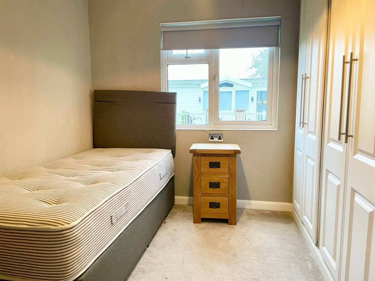 NOTTINGHAMSHIRE - THREE BEDROOM LODGE WITH DEDICATED PARKING